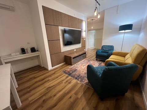 Communal lounge/ TV room, Living room, Seating area, Breakfast