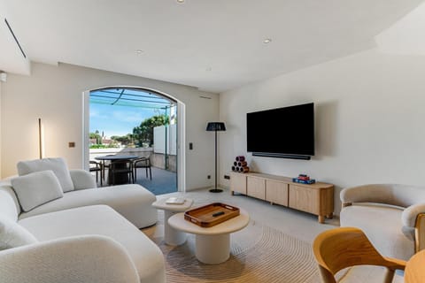 Communal lounge/ TV room, TV and multimedia, Living room, Seating area, Evening entertainment