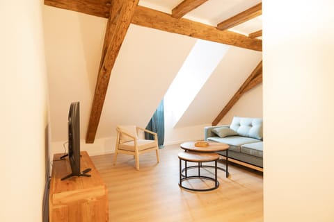 Bed, Living room, Photo of the whole room, Seating area, Bedroom