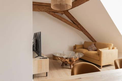 TV and multimedia, Living room, Seating area, Evening entertainment