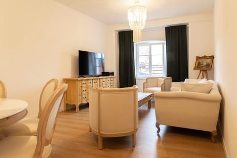Bed, TV and multimedia, Living room, Photo of the whole room, Seating area, Evening entertainment, Bedroom