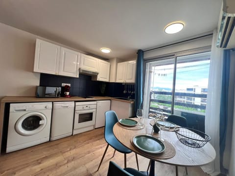 Kitchen or kitchenette, Seating area, Dining area, dishwasher, oven, stove, toaster, washing machine