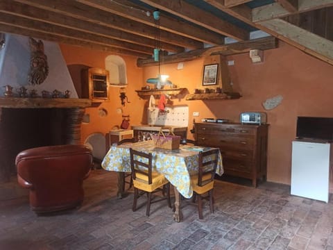 Kitchen or kitchenette, Seating area, Dining area, stove