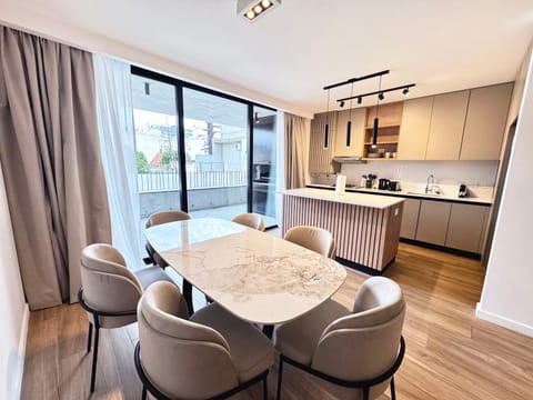Kitchen or kitchenette, Living room, Seating area, Dining area, City view, minibar, pet friendly, stove