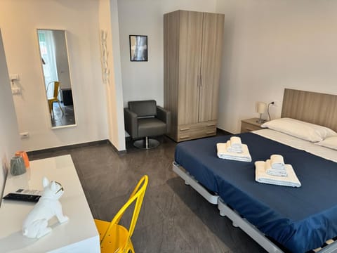 Bed, Living room, Photo of the whole room, Seating area, Bedroom, wardrobe