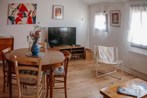 Communal lounge/ TV room, TV and multimedia, Living room, Seating area, Dining area