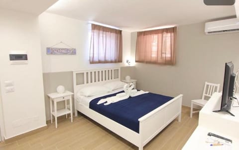 Bed, TV and multimedia, Photo of the whole room, Bedroom, towels, air conditioner