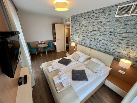 Bed, TV and multimedia, Photo of the whole room, Seating area, Evening entertainment, Bedroom, towels