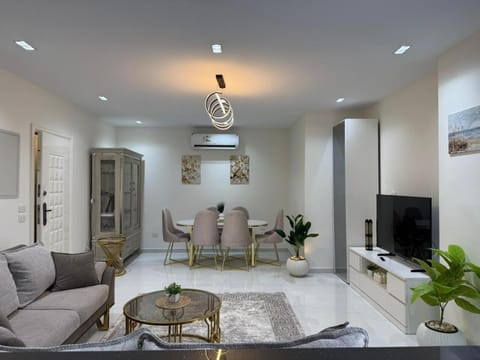 TV and multimedia, Living room, Photo of the whole room, Seating area, Food