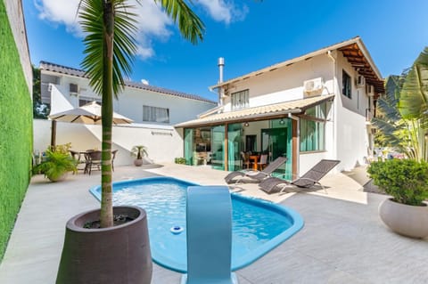 Property building, Swimming pool, Swimming pool, sunbed
