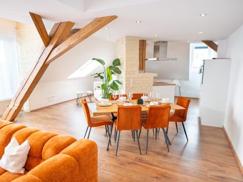 Kitchen or kitchenette, Living room, Seating area, Dining area