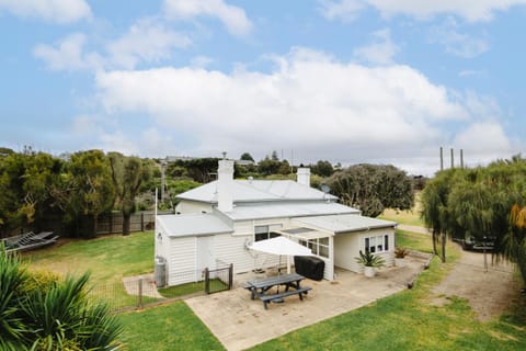 Property building, Patio, Spring, Day, Natural landscape, Garden, Garden view