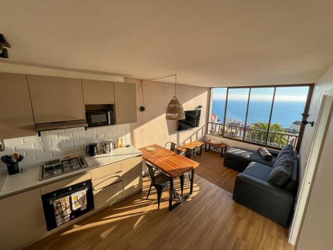Natural landscape, View (from property/room), Kitchen or kitchenette, Living room, Seating area, Dining area, Sea view, pet friendly