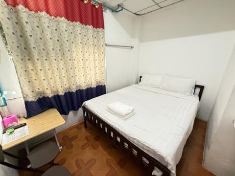 Photo of the whole room, Bedroom, towels