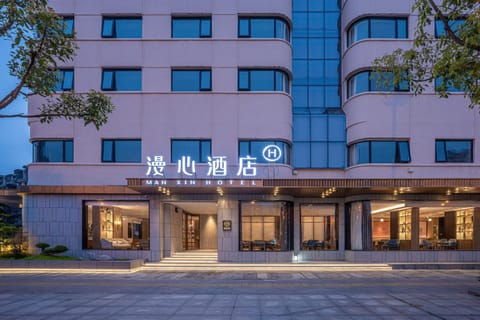 Property building, Facade/entrance, Night