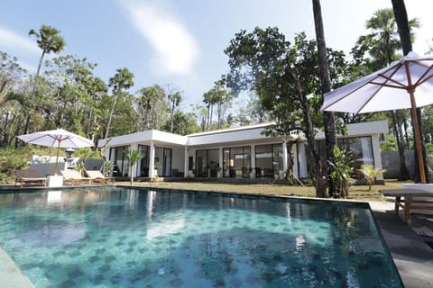 Property building, Spring, Day, Pool view, Swimming pool, sunbed