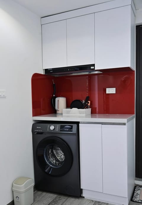 Kitchen or kitchenette, minibar, stove, washing machine, dryer