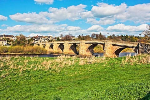 Nearby landmark, Location