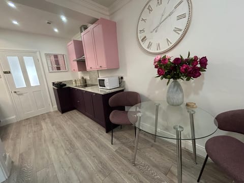 Kitchen or kitchenette, Dining area, stove