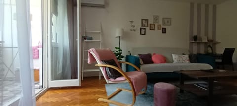 Living room, Seating area