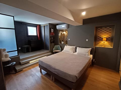 Bed, Photo of the whole room, Bedroom