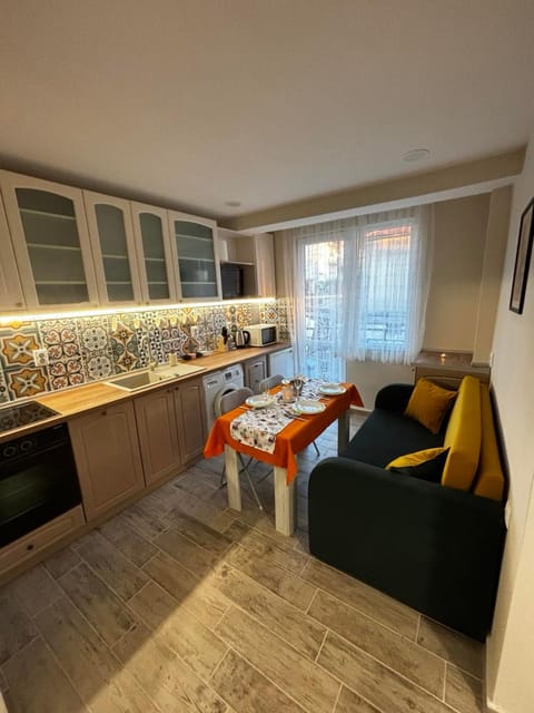 Coffee/tea facilities, Kitchen or kitchenette, dishwasher, microwave, oven, stove, washing machine