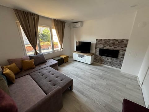 TV and multimedia, Living room, Seating area, Evening entertainment, air conditioner