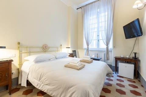 Bed, TV and multimedia, Photo of the whole room, Bedroom, towels