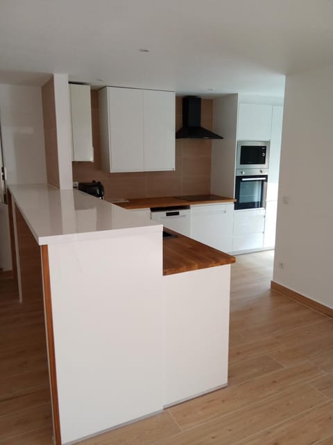 Coffee/tea facilities, microwave, oven, stove