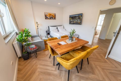 Bed, Kitchen or kitchenette, Living room, Photo of the whole room, Seating area