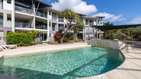 Property building, Day, Swimming pool
