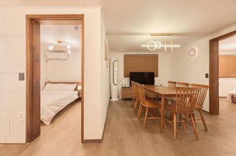 Communal lounge/ TV room, TV and multimedia, Living room, Dining area