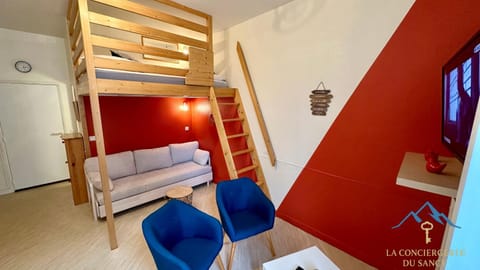 Bed, TV and multimedia, Living room, Photo of the whole room