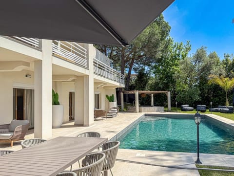 Property building, Patio, Day, Garden, Garden view, Pool view, Swimming pool, sunbed