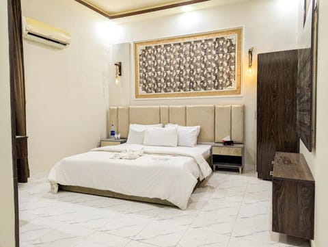 Bed, TV and multimedia, Photo of the whole room, Bedroom, towels, air conditioner