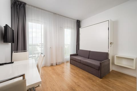 Communal lounge/ TV room, Bed, TV and multimedia, Living room, Photo of the whole room, Seating area, Evening entertainment, Bedroom