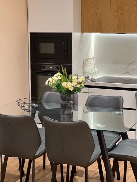 Kitchen or kitchenette, Dining area