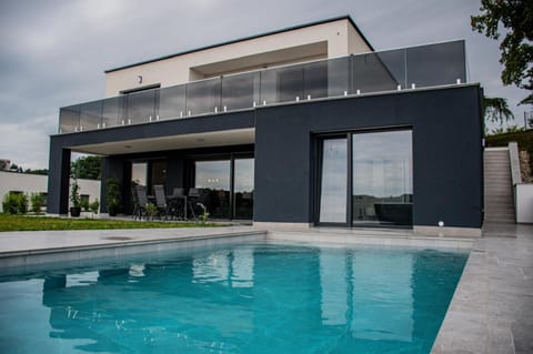 Property building, Day, Pool view, Swimming pool, Swimming pool, sunbed