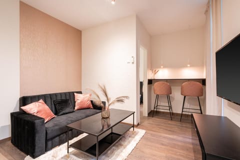 TV and multimedia, Living room, Photo of the whole room, Seating area, Evening entertainment, internet