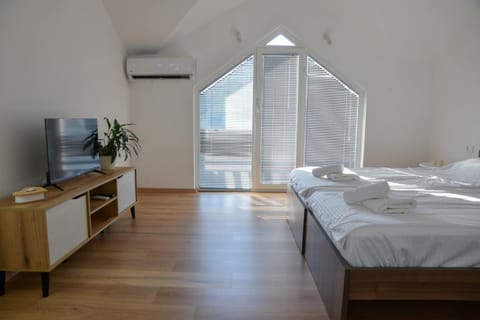 Bed, TV and multimedia, Bedroom, air conditioner