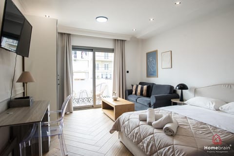 Bed, TV and multimedia, Living room, Photo of the whole room, Seating area, Bedroom