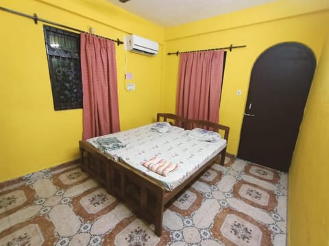 Bed, Photo of the whole room, Bedroom, air conditioner