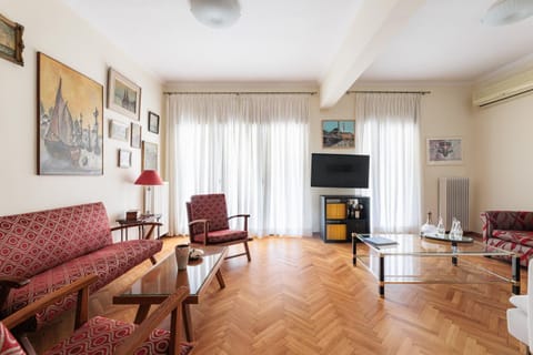 TV and multimedia, Living room, Seating area, Evening entertainment