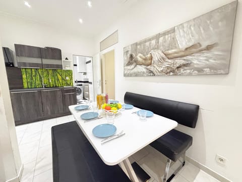Kitchen or kitchenette, Seating area, Dining area, stove