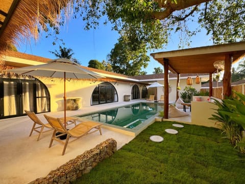 Property building, Patio, Garden view, Swimming pool, sunbed