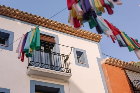 Property building, Facade/entrance, Day