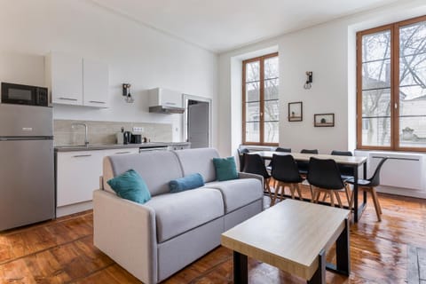Kitchen or kitchenette, Living room, Seating area, Dining area, dishwasher, oven, stove