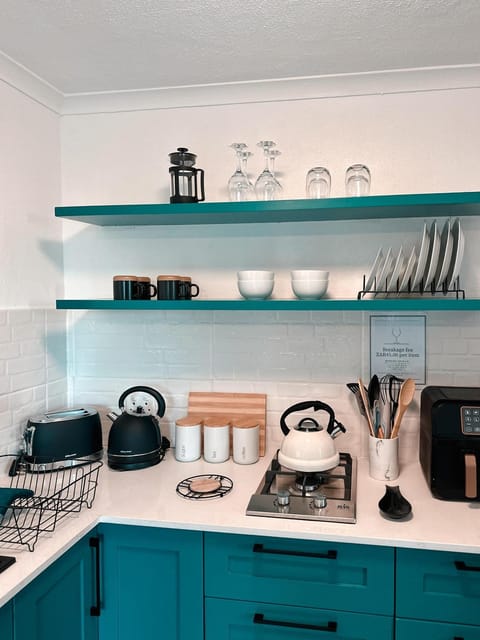 Coffee/tea facilities, Kitchen or kitchenette, kitchen, kitchen