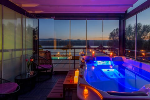 Hot Tub, Landmark view, Mountain view, River view