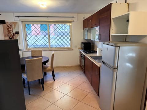 Kitchen or kitchenette, Dining area, oven, stove